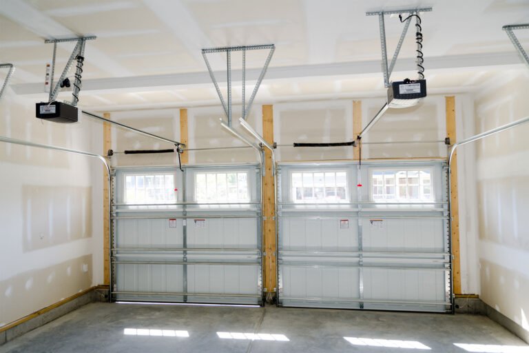 How to Select Reliable and Licensed Garage Door Contractors in Florida